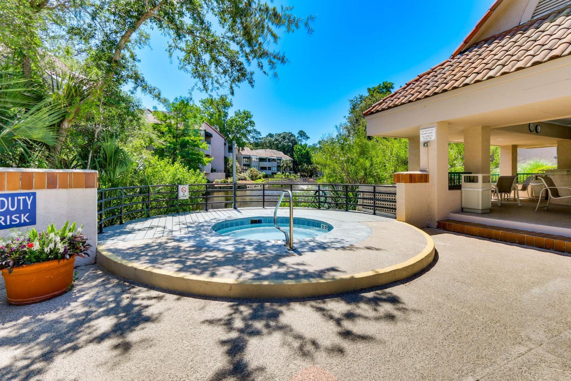2 Mi To Beach Dog-Friendly Hilton Head Condo! ヒルトンヘッドアイランド エクステリア 写真